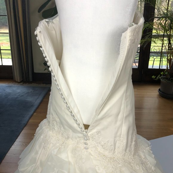 White by Vera Wang Strapless Ivory Fit&Flare Wedding Gown &Cathedral Length Veil - Picture 7 of 13
